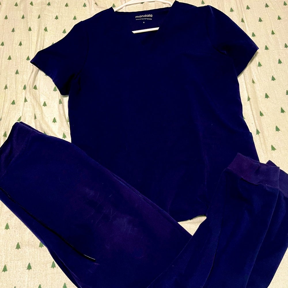 NAVY SIZE WOMENS SMALL MANDALA SCRUB SET.